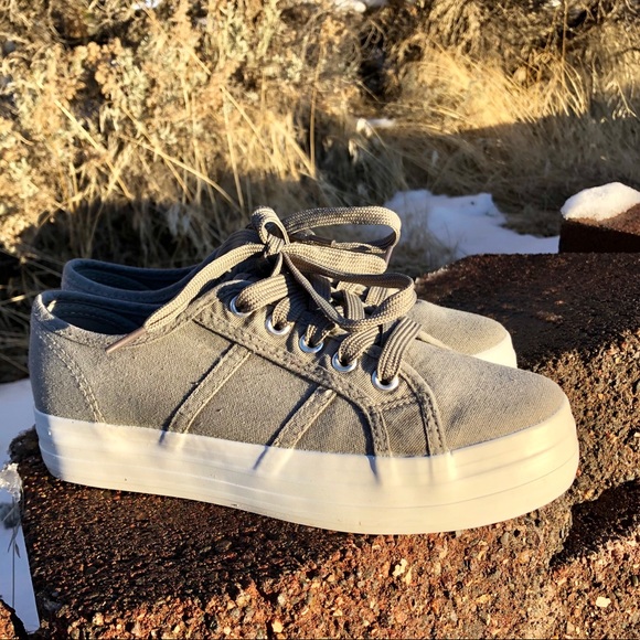 FINAL SALE! Acid Wash Canvas Gray Sneaker - Picture 6 of 8